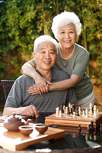 老年夫妇在院子里下棋