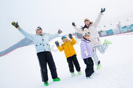 下雪青年摄影照片_快乐家庭在雪地上嬉戏