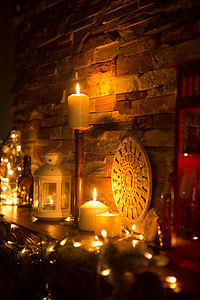 浪漫主题装饰摄影照片_壁炉上的蜡烛