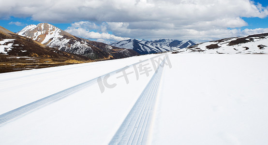 前进的公路摄影照片_被雪覆盖的公路