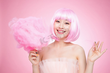 短发少女摄影照片_拿着粉色棉花糖的时尚年轻女孩