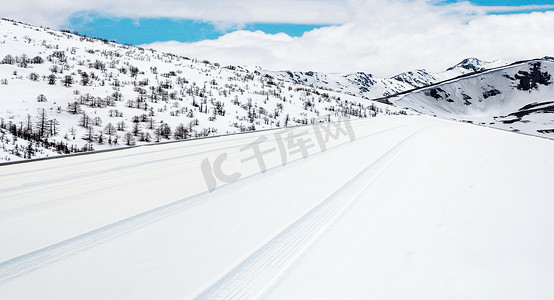 被雪覆盖的公路