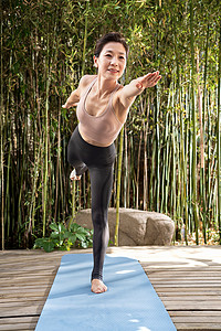 清新运动减肥健身摄影照片_庭院内练瑜伽的中老年女士
