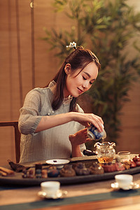 中国古典养生摄影照片_青年女人展示茶艺