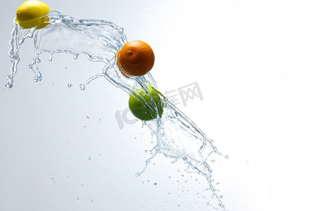 橙子图片素材摄影照片_水中的水果