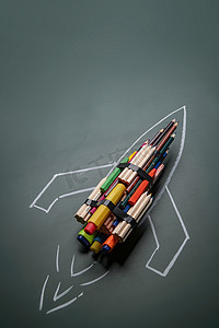 彩色铅笔素材摄影照片_黑板画和文具组成的创意火箭