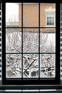 窗户雪景摄影照片_窗户外的雪景