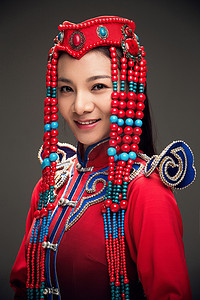 56民族摄影照片_穿着蒙古族服饰的女人