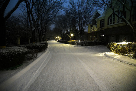 夜晚雪景摄影照片_别墅区雪景