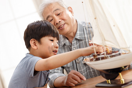 祖父和孙子在客厅玩耍