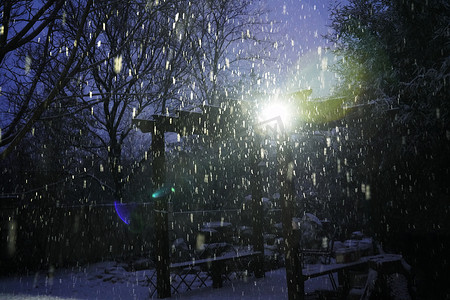 小路夜晚摄影照片_别墅区雪景