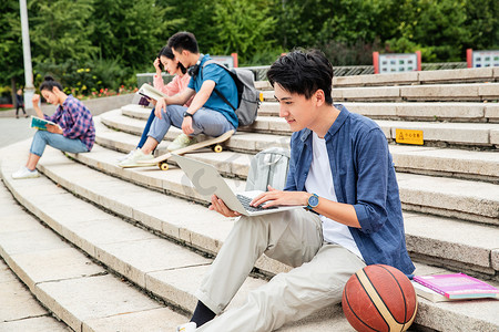 热爱学习的大学生坐在台阶上学习