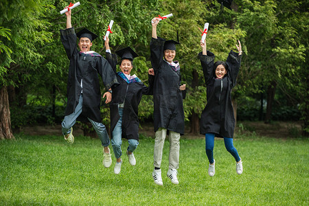 大学生穿着学士服庆祝毕业