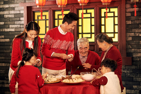春节包饺子摄影照片_幸福家庭过年包饺子