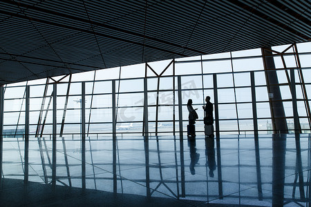 vip候机厅摄影照片_商务男女在机场