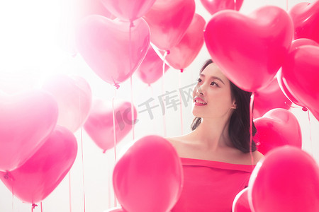 浪漫心型气球摄影照片_青年女人和气球