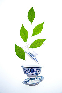 创意绿色树叶摄影照片_绿色的茶叶和茶杯