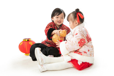 两个灯笼摄影照片_庆祝新年的两个小朋友坐在地上玩耍