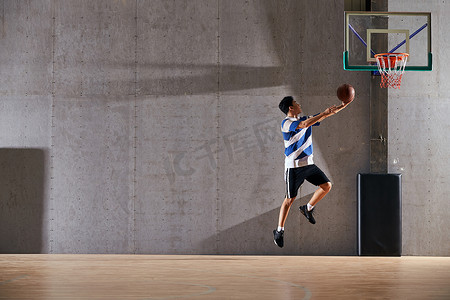 比赛框摄影照片_青年男人打篮球