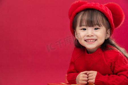 红帽传统摄影照片_穿红衣戴红帽的可爱小女孩