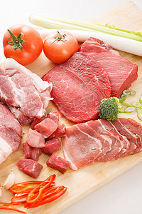 新鲜切块猪肉摄影照片_肉和蔬菜