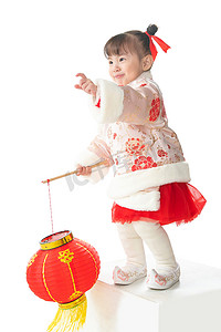 一个小女孩手提红色灯笼庆祝新年