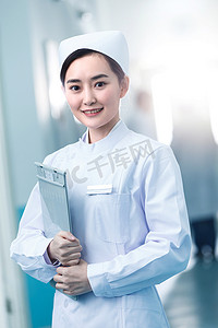 年轻的女护士在医院走廊