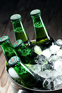 冰镇冰块摄影照片_冰镇玻璃瓶啤酒