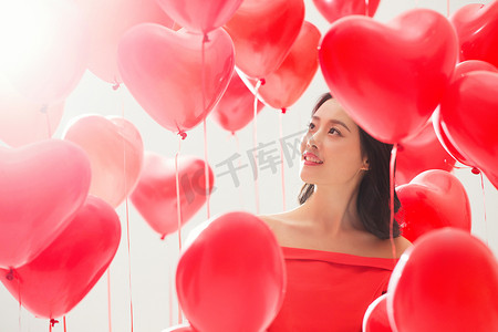 彩色漂浮气球摄影照片_青年女人和气球