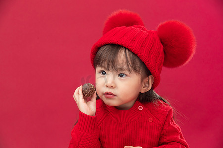 红帽摄影照片_穿红衣戴红帽的可爱小女孩