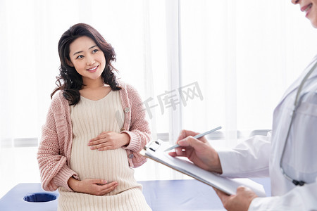 医生给孕妇检查身体