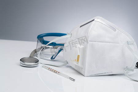 医疗防护口罩摄影照片_防护口罩和听诊器