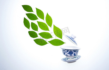 创意茶叶摄影照片_绿色的茶叶和茶杯