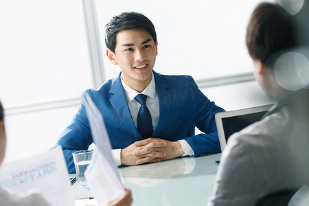 商务男女在办公室