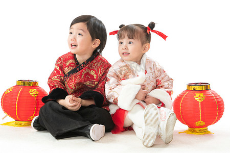 新年吉祥吉祥摄影照片_庆祝新年的两个小朋友坐在地上玩耍