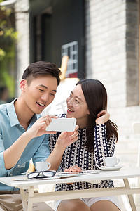 微信表情发摄影照片_青年情侣坐在咖啡馆里