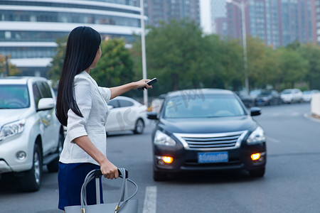 商务女士马路边打出租车