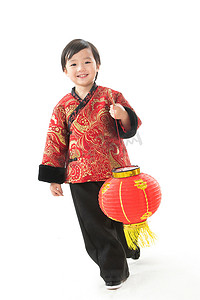 可爱背景春节摄影照片_可爱的小男孩拿着红灯笼