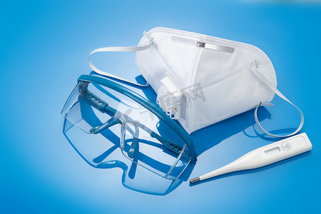 医疗防护口罩摄影照片_颗粒物防护口罩和护目镜