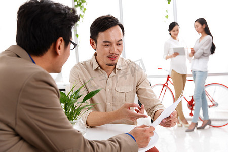 商务男女在办公室工作