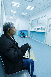 老年男人在医院的走廊