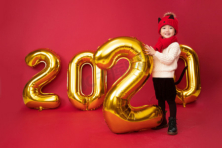 欢乐喜庆中国年摄影照片_过新年的小男孩玩耍