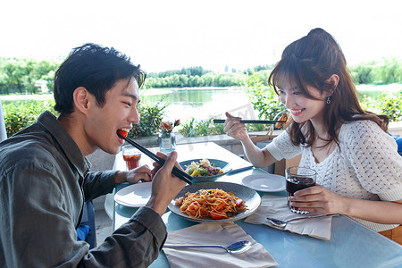 温馨美食摄影照片_在餐厅里用餐的青年情侣