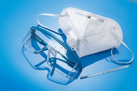 医疗防护口罩摄影照片_防护口罩和护目镜