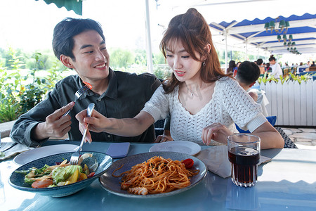 食物北京摄影照片_快乐情侣在餐厅里用餐