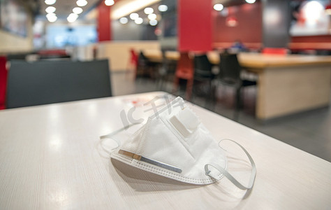 餐厅卫生摄影照片_放在餐厅里的口罩