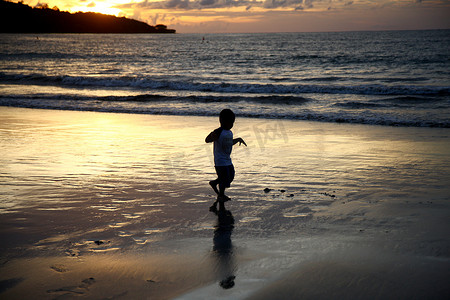 奔跑的人剪影摄影照片_巴厘岛海景
