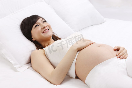 古人枕头摄影照片_孕妇躺在床上