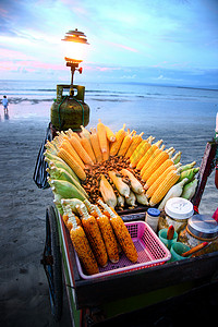 东南亚人摄影照片_巴厘岛海边小吃