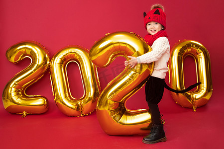 欢乐喜庆中国年摄影照片_过新年的小男孩玩耍